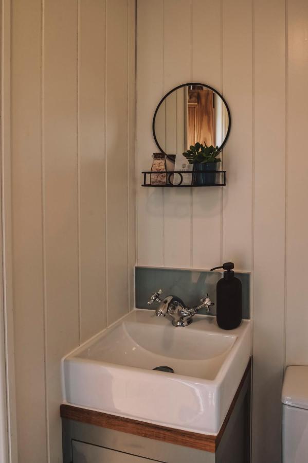 Luxury Shepherd'S Hut On Flower Farm With Outdoor Bath In Mid Cornwall Truro Buitenkant foto